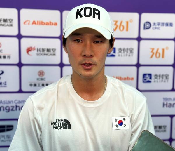 권순우가 27일 항저우 아시안게임 남자 복식 4강 진출을 확정지은 뒤 인터뷰하고 있다. 항저우=이형석 기자