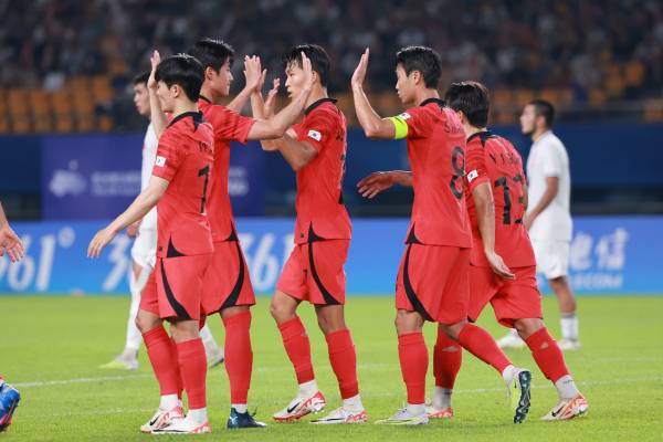 27일 중국 저장성 진화 스포츠센터 스타디움에서 열린 2022 항저우 아시안게임 남자축구 16강전 대한민국과 키르기스스탄의 경기. 후반 대한민국 정우영이 팀 세번째 골을 넣은 뒤 선수들과 기뻐하고 있다. 사진=연합뉴스