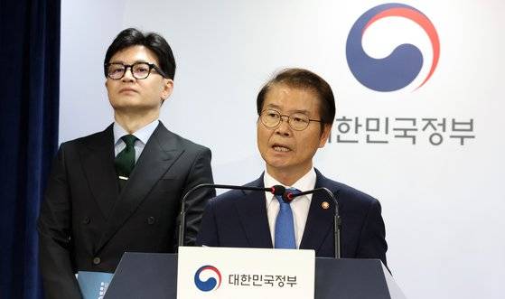 이정식 고용노동부 장관(오른쪽)과 한동훈 법무부 장관이 지난 25일 임금체불 근절 담화문을 발표하고 있다. [뉴스1]