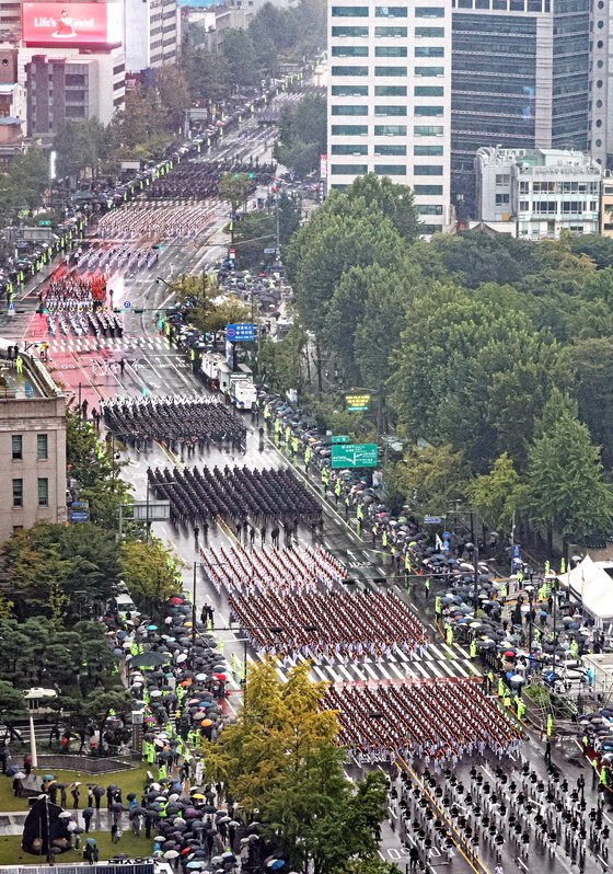 이날 서울 숭례문부터 광화문광장에서 진행된 행진엔 4000여 명의 병력이 참여했다. [사진공동취재단]