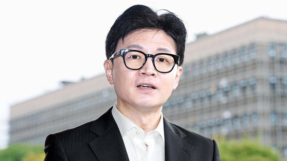 한동훈 장관이 27일 오전 출근하며 이재명 대표 구속영장 기각에 대한 입장을 밝히고 있다. 연합뉴스