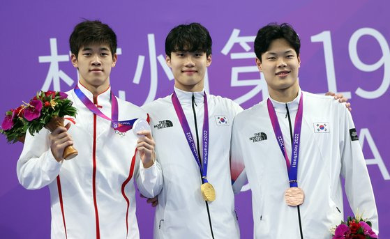 27일 2022 항저우 아시안게임 수영 남자 자유형 200ｍ 시상식에 참석한 이호준, 황선우, 판잔러(오른쪽부터). 연합뉴스