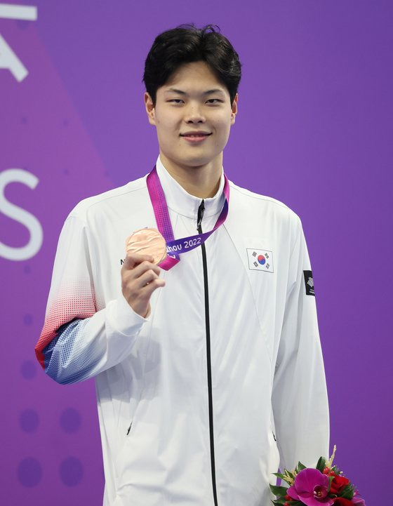 27일 2022 항저우 아시안게임 수영 남자 자유형 200ｍ에서 동메달을 딴 이호준. 연합뉴스