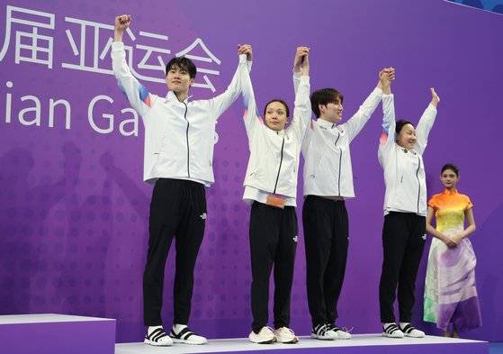 27일 2022 항저우 아시안게임 수영 혼성 혼계영 400ｍ에서 동메달을 따낸 황선우, 김서영, 최동열, 이은지(왼쪽부터). 연합뉴스