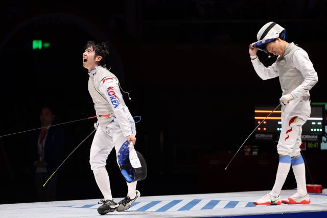 ▲ 27일 중국 항저우 전자대학 체육관에서 열린 항저우 아시안게임 펜싱 남자 플뢰레 단체 결승 중국과의 경기에서 허준이 금메달을 확정짓는 순간 환호하고 있다. 연합뉴스