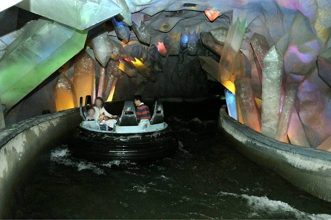 지난 3일을 끝으로 운영 종료한 서울 잠실롯데월드의 정글탐험보트. 롯데월드 제공