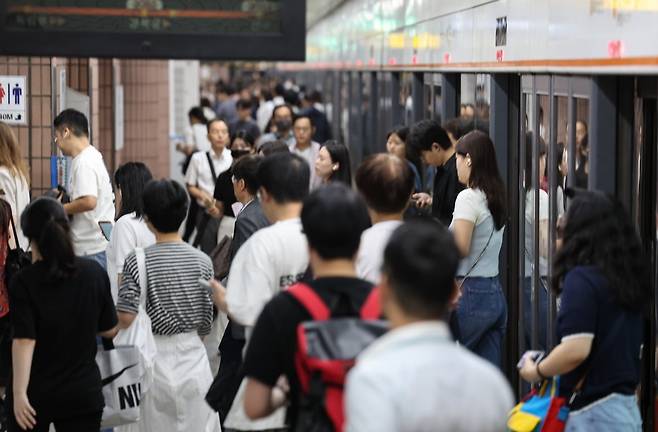 서울 3호선 안국역에서 시민들이 하차하고 있다. 사진은 기사와 무관함. /사진=연합뉴스