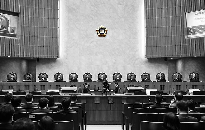 김명수 대법원장 등 대법관들이 21일 서울 서초구 대법원 대법정에서 열린 전원합의체 선고에서 자리에 앉아 있다.