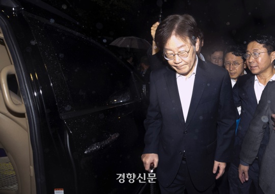 On September 27, Democratic Party of Korea leader Lee Jae-myung gets in the car after announcing his position on his way out of the Seoul Detention Center in Uiwang-si, Gyeonggi-do following a court decision that rejected his arrest warrant in a suspect questioning prior to arrest (warrant review) on charges connected to special favors in the Baekhyeon-dong development project and to funds sent to North Korea by the Ssangbangwool group. Jo Tae-hyeong