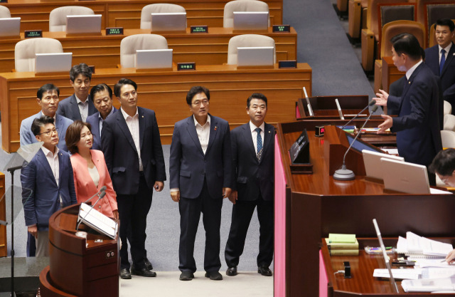 지난 21일 국회 본회의에서 야당 의원들이 ‘노란봉투법’ 상정을 요구하며 김진표 국회의장에게 항의하고 있다. 연합뉴스