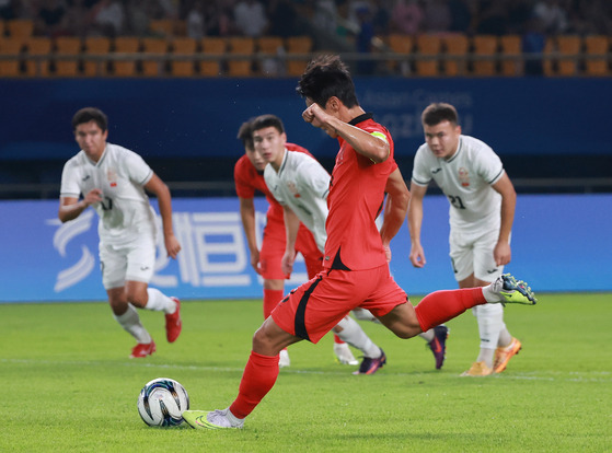 Korean captain Paik Seung-ho takes a penalty to open the scoring in a round of 16 match between Korea and Kyrgyzstan at the Asian Games in Hangzhou, China on Wednesday.  [YONHAP]