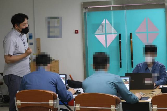 이은용 목사가 26일 경기도 여주 소망교도소에서 재소자들을 대상으로 IT기술을 교육하고 있다. 이은용 목사 제공
