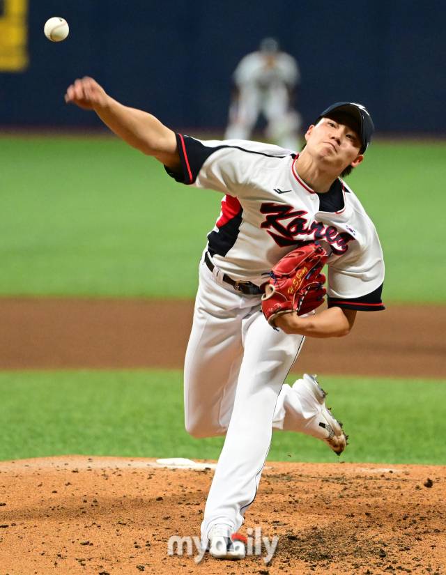 2023년 9월 26일 오후 서울 고척스카이돔에서 항저우 아시안게임 야구대표팀과 상무의 연습 경기가 열렸다. 대표팀 장현석이 1이닝 무실점 투구를 하고 있다./고척 = 유진형 기자 zolong@mydaily.co.kr