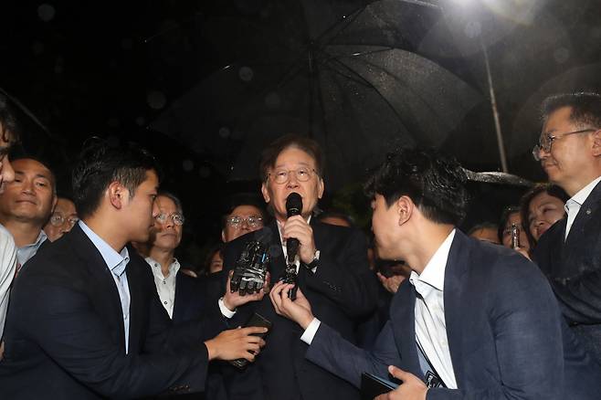 서울중앙지법이 27일 이재명 더불어민주당 대표에 대한 구속 전 피의자 심문 뒤 검찰이 청구한 구속영장을 기각했다. 이재명 대표가 27일 경기 의왕 서울구치소를 나서며 발언하고 있다.[연합]