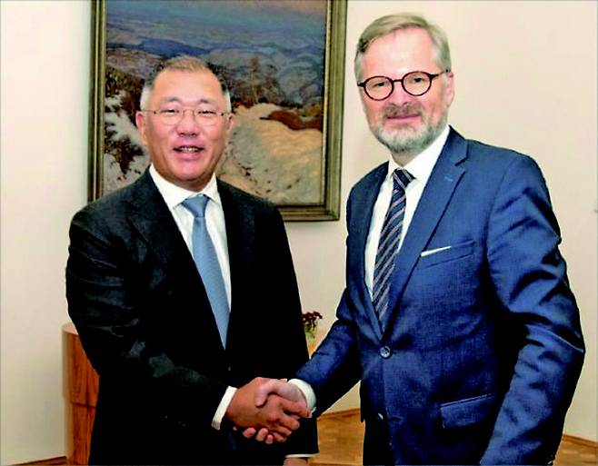 정의선 현대차그룹 회장이 지난해 10월 체코 프라하 총리실에서 페트르 피알라 총리와 면담 후 기념촬영을 하고 있는 모습 [현대차그룹 제공]
