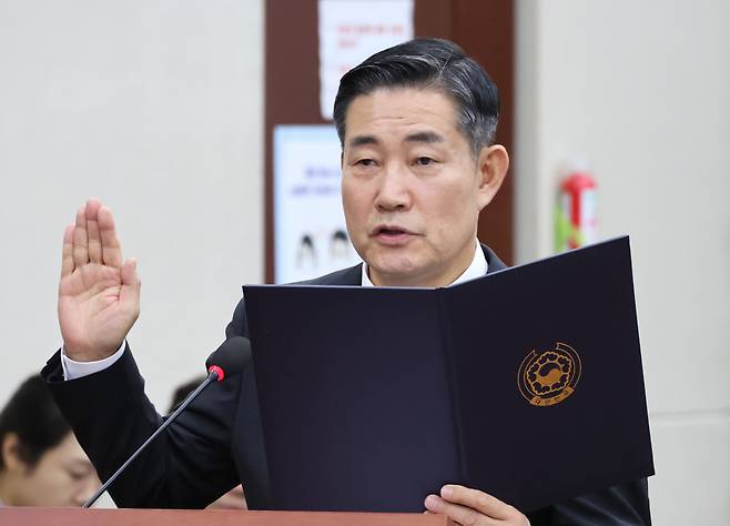 신원식 국방부 장관 후보자가 27일 국회에서 열린 인사청문회에서 선서하고 있다. [연합]