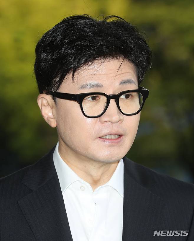 [과천=뉴시스] 황준선 기자 = 한동훈 법무부 장관이 27일 오전 경기 과천시 법무부 청사로 출근하며 취재진의 질문에 답변하고 있다. 2023.09.27. hwang@newsis.com