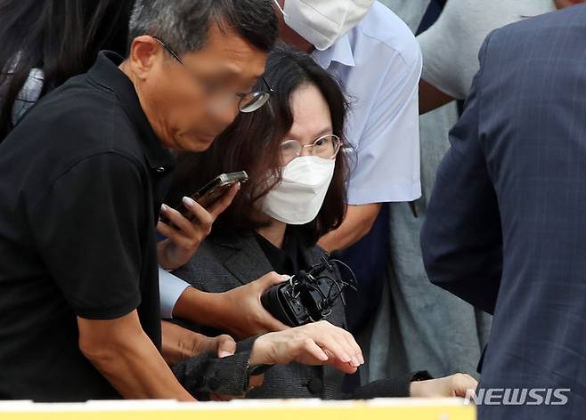 [의왕=뉴시스] 김진아 기자 = 자녀 입시 비리 혐의로 징역형을 확정받은 정경심 전 동양대 교수가 27일 오전 경기 의왕시 서울구치소에서 가석방으로 출소하고 있다. 2023.09.27. bluesoda@newsis.com