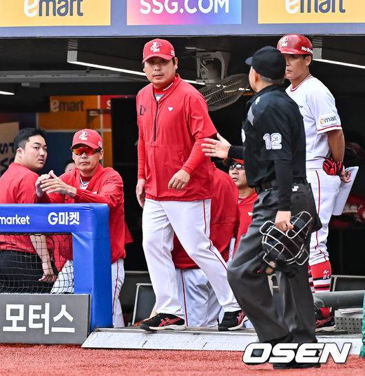 [OSEN=문학, 박준형 기자] 27일 오후 인천 SSG랜더스필드에서 2023 신한은행 SOL KBO리그 SSG 랜더스와 두산 베어스의 더블헤더 1차전이 진행됐다.7회초 2사 만루 SSG 이승호 투수 코치가 마운드 방문을 위해 그라운드로 나서고 있다. 2023.09.27  / soul1014@osen.co.kr