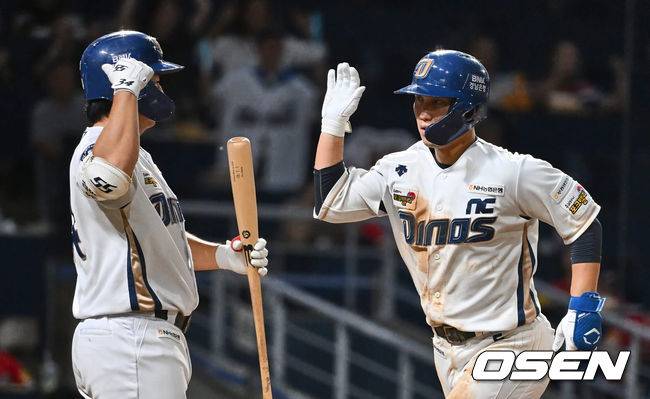 [OSEN=창원, 이석우 기자]NC 다이노스 서호철이 8회말 좌월 솔로 홈런을 치고 하이파이브를 하고 있다. 2023.09.27 / foto0307@osen.co.kr