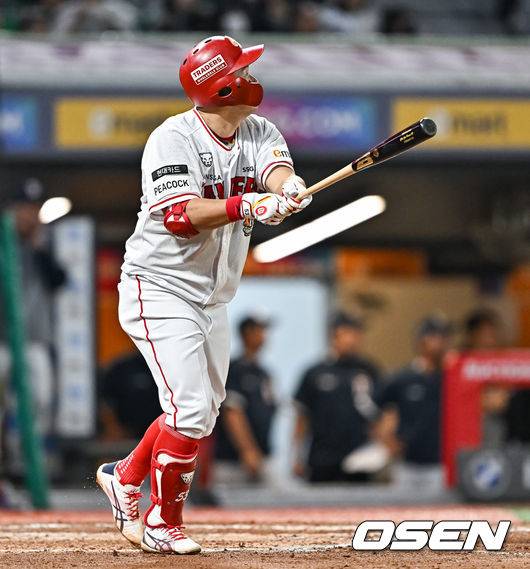 [OSEN=문학, 박준형 기자]6회말 1사 만루 SSG 최주환이 역전 2타점 적시타를 날리고 있다. 2023.09.27  / soul1014@osen.co.kr