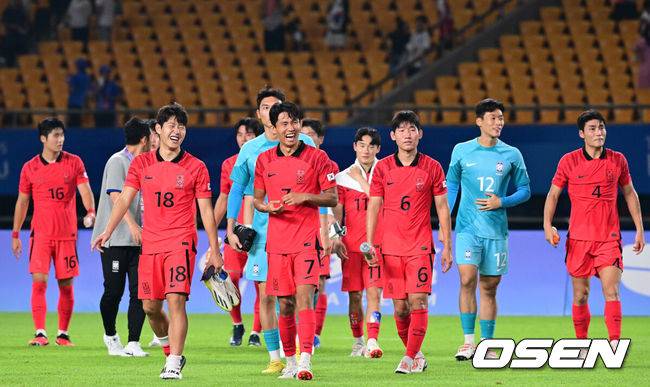 [OSEN=진화(중국), 최규한 기자] 황선홍호가 16강 상대 키르기스스탄에 5골을 퍼부으면서 8강으로 향했다.황선홍 감독이 이끄는 대한민국 아시안게임 대표팀은 27일 오후 8시 30분(한국시간)&nbsp;중국 진화의&nbsp;진화 스포츠센터 스타디움에서 키르기스스탄과 2022 항저우 아시안게임 16강을 치러 5-1로 승리했다. 이로써 한국은 8강에 진출했다.경기를 마치고 승리한 한국 이강인과 정우영을 비롯한 선수들이 대화를 나누며 미소짓고 있다. 2023.09.27 / dreamer@osen.co.kr