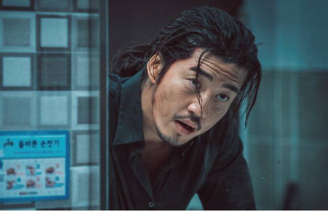 ‘범죄도시1’에서 악랄무쌍한 보스 장첸 역으로 열연한 윤계상. 역대급 악역 연기로 이미지 변신에 성공했다. [플러스엠엔터테인먼트]