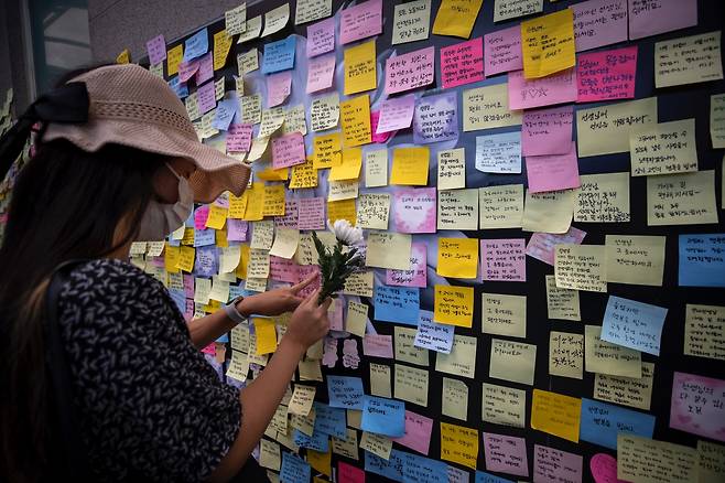 서이초 교사의 49재인 9월4일 학교에 추모행렬이 이어졌다. ⓒ시사IN 신선영