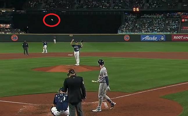 시애틀 조지 커비가 27일(한국시간) 휴스턴전에서 6회 초 도중 관중석에서 날아온 공(빨간 원 안)에 복부를 강타당했다. /사진=중계화면 갈무리