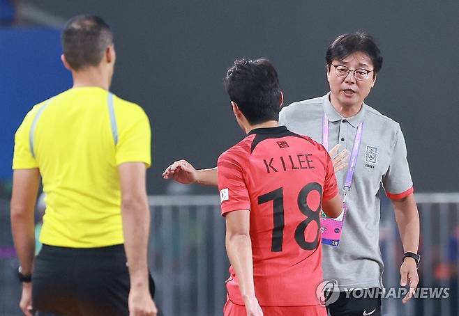 교체되는 이강인 (진화[중국]=연합뉴스) 홍해인 기자 = 27일 중국 저장성 진화 스포츠센터 스타디움에서 열린 2022 항저우 아시안게임 남자축구 16강전 대한민국과 키르기스스탄의 경기. 
    후반 대한민국 이강인이 교체 아웃되며 황선홍 감독의 격려를 받고 있다. 2023.9.27 hihong@yna.co.kr