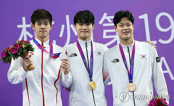 금메달 황선우, 동메달 이호준 (항저우=연합뉴스) 이지은 기자 = 27일 중국 항저우 올림픽 스포츠센터 수영장에서 열린 2022 항저우 아시안게임 수영 남자 자유형 200ｍ 결승에서 금메달을 획득한 황선우가 동메달을 획득한 이호준과 함께 기념촬영을 하고 있다. 2023.9.27 jieunlee@yna.co.kr
