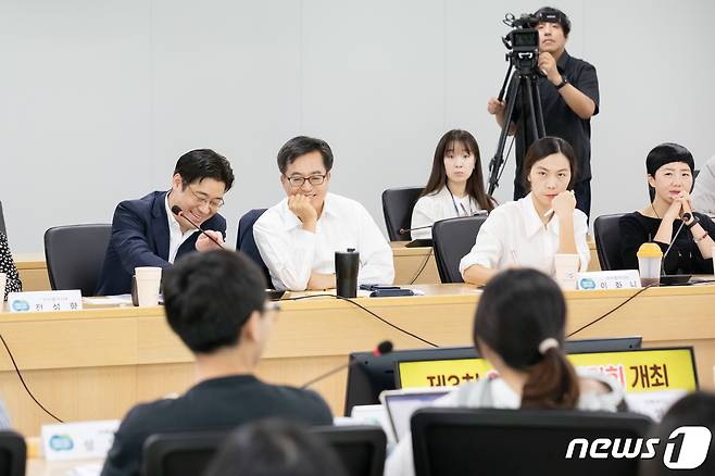 김동연 경기도지사가 9월18일 경기도청에서 저출생 대응을 위한 제3차 인구톡톡위원회를 열고 아이돌봄을 확대와 더 건강한 가정을 만들기 위해 이같은 정책에 대해 토론했다.(경기도 제공)