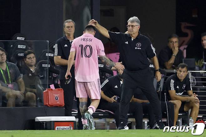 인터 마이애미의 리오넬 메시가 20일(현지시간) 플로리다주 포트 로더데일의 DRV PNK 스타디움에서 열린 MLS 토론토FC와 경기 중 전반 37분 만에 다리 부상으로 교체되고 있다. 2023.9.21 ⓒ AFP=뉴스1 ⓒ News1 우동명 기자