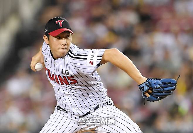 LG 트윈스 박명근이 17일 잠실구장에서 열린 2023 KBO리그 SSG 랜더스와 더블헤더 2차전 7회초 등판해 힘차게 공을 던지고 있다. 2023. 9. 17.  잠실 | 박진업기자 upandup@sportsseoul.com