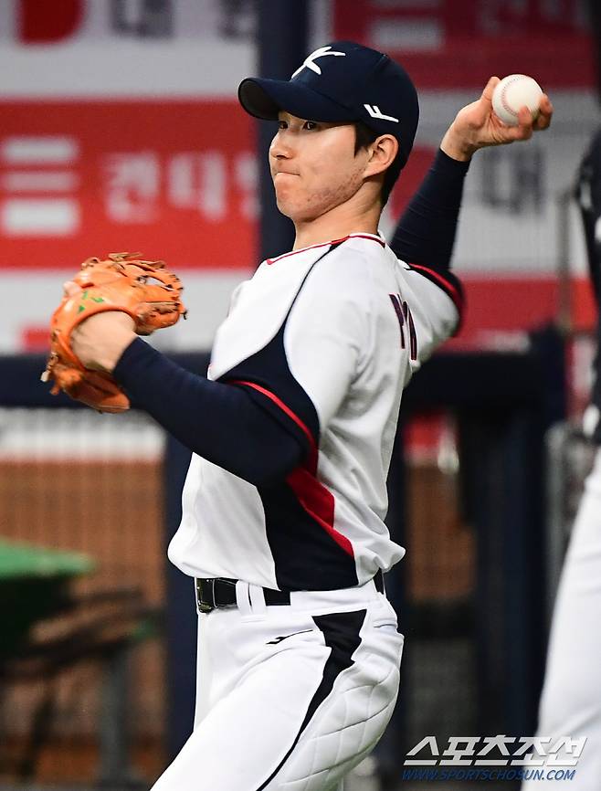 23일 고척돔에서 열린 2023 항저우 아시안게임 야구대표팀 소집 훈련, 박성한이 캐치볼 훈련을 하고 있다. 고척=최문영 기자deer@sportschosun.com /2023.09.23/