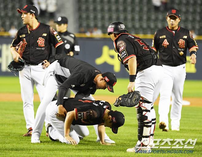 LG 오스틴의 강습 타구에 맞은 KT 배제성이 통증을 호소하고 있다. 잠실=박재만 기자pjm@sportschosun.com