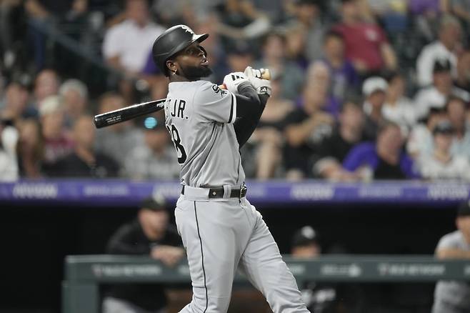 시카고 화이트삭스 신예 거포 루이스 로버트 주니어가 무릎 부상을 입어 시즌을 마감했다. AP연합뉴스