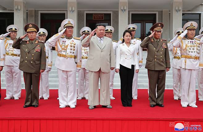 김정은 북한 국무위원장이 딸 김주애와 함께 지난 8월 해군사령부를 방문했을 당시 장병들과 기념촬영을 하는 모습. /조선중앙통신 연합뉴스