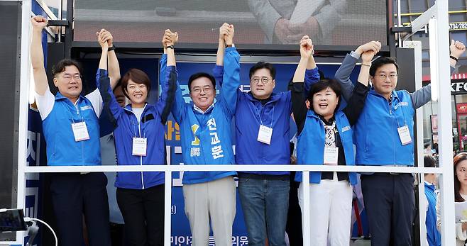 28일 오전 서울 강서구 화곡역 인근에서 진교훈 더불어민주당 강서구청장 후보 선거대책위원회 출정식이 열렸다. 왼쪽부터 박찬대, 고민정 최고위원, 진교훈 후보, 홍익표 원내대표, 서영교, 장경태 최고위원./뉴스1