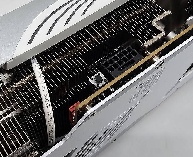 2가지 동작 모드를 전환하는 듀얼 바이오스 전환 버튼을 달았다 / 출처=IT동아