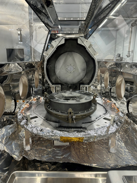 미 소행성 탐사선 '오시리스-렉스'가 가져온 소행성 샘플 캡슐의 뚜껑이 열린 상태.  사진=나사