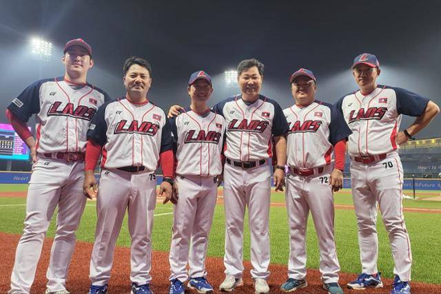 이만수 감독과 라오스 야구단. 이만수 감독 SNS 캡처