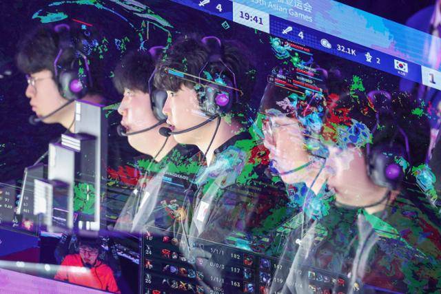 28일 중국 항저우 e스포츠 센터에서 열린 2022 항저우 아시안게임 e스포츠 경기 리그 오브 레전드(LoL) 한국과 중국의 준결승전에서 쵸비(정지훈) 등 대표팀 선수들이 경기를 펼치고 있다. 왼쪽부터 최우제, 서진혁, 정지훈, 박재혁, 류민석. 항저우=뉴스1
