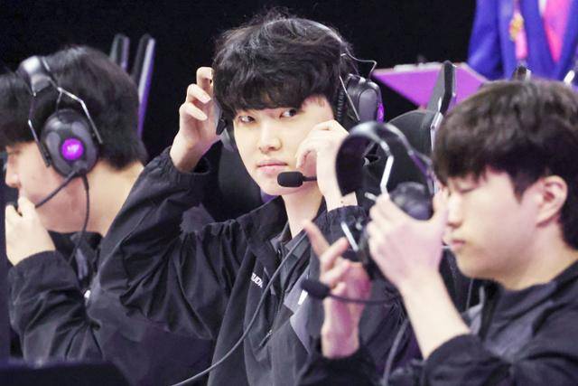 쵸비(정지훈)가 헤드셋을 착용하고 있다. 항저우=뉴스1