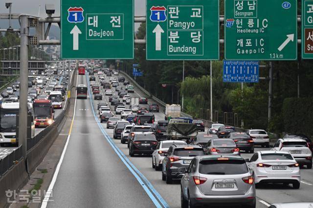 추석 연휴를 하루 앞둔 27일 경부고속도로 서울 반포IC 인근 하행선이 귀성 차량으로 정체를 빚고 있다. 홍인기 기자