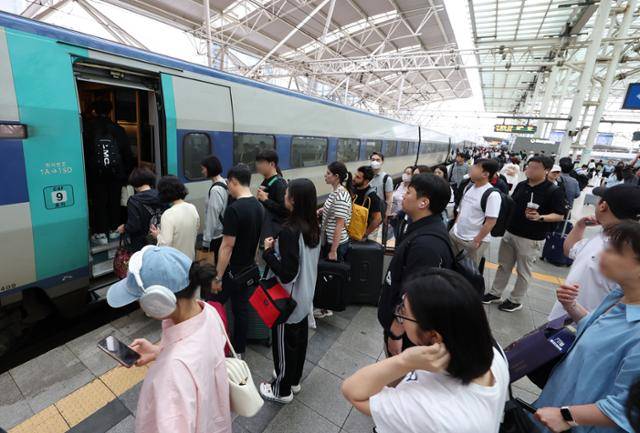 추석 연휴를 하루 앞둔 27일 서울역에서 시민들이 열차에 탑승하고 있다. 뉴스1