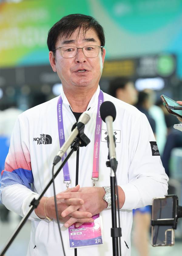 <yonhap photo-3504="">류중일 감독이 28일 중국 항저우 샤오산 국제공항을 통해 입국한 뒤 취재진의 질문에 답하고 있다. 사진=연합뉴스</yonhap>