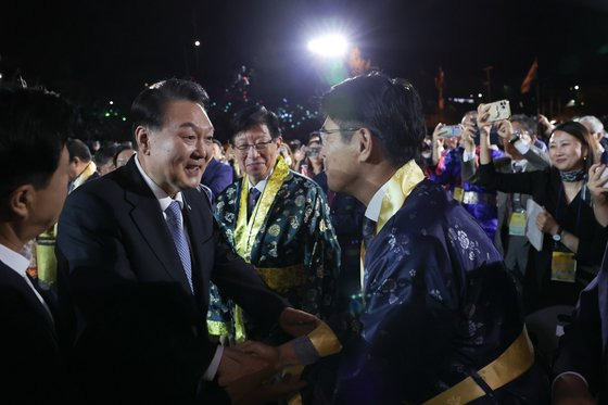 윤석열 대통령이 지난 23일 충청남도 공주시 금강신관공원에서 열린 2023 대백제전 개막식에서 참석자들과 악수하고 있다. 뉴스1