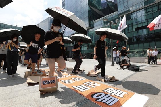 8월 17일 경기 성남시 카카오 판교아지트 앞 광장에서 열린 ‘무책임경영 규탄, 고용불안 해소를 위한 카카오 공동체 2차 행동’ 모습.