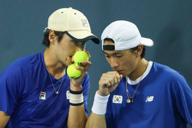 지난 27일 항저우 올림픽 스포츠센터에서 열린 제19회 항저우 아시안게임 테니스 남자 복식 준준결승 한국 권순우-홍성찬 조와 일본 하자와 신지-우에스기 가이토 조의 경기에서 권순우와 홍성찬이 작전에 관해 이야기하고 있다. 연합뉴스